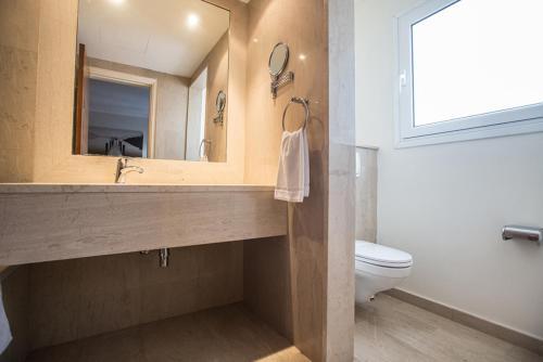 Протарас: Picture Relaxing Beside Your Private Pool in Protaras Reading Your Favourite Book, Protaras Villa 1252