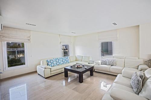 Протарас: Picture Relaxing Beside Your Private Pool in Protaras Reading Your Favourite Book, Protaras Villa 1252