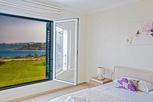 Протарас: Picture Relaxing Beside Your Private Pool in Protaras Reading Your Favourite Book, Protaras Villa 1252