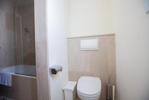 Протарас: Picture Relaxing Beside Your Private Pool in Protaras Reading Your Favourite Book, Protaras Villa 1252