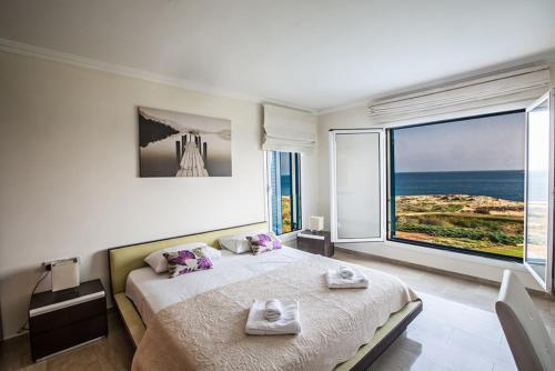 Протарас: Picture Relaxing Beside Your Private Pool in Protaras Reading Your Favourite Book, Protaras Villa 1252