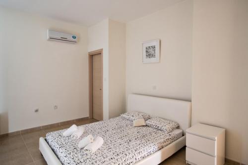 Протарас: Picture Relaxing Beside Your Private Pool in Protaras Reading Your Favourite Book, Protaras Villa 1260