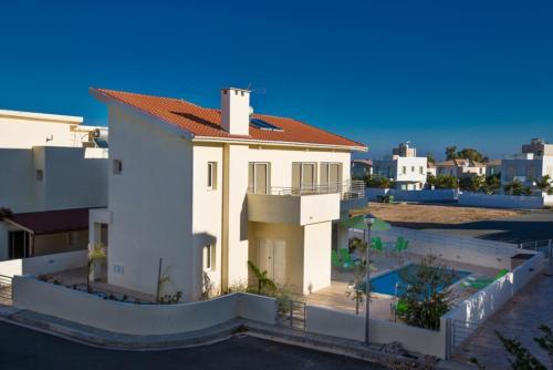 Протарас: Picture Relaxing Beside Your Private Pool in Protaras Reading Your Favourite Book, Protaras Villa 1260