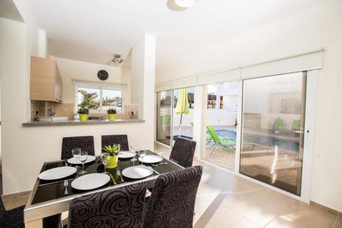 Протарас: Picture Relaxing Beside Your Private Pool in Protaras Reading Your Favourite Book, Protaras Villa 1260
