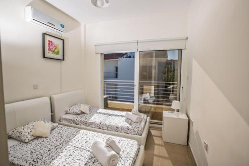 Протарас: Picture Relaxing Beside Your Private Pool in Protaras Reading Your Favourite Book, Protaras Villa 1260