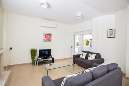 Протарас: Picture Relaxing Beside Your Private Pool in Protaras Reading Your Favourite Book, Protaras Villa 1260