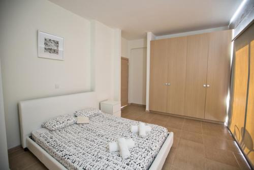 Протарас: Picture Relaxing Beside Your Private Pool in Protaras Reading Your Favourite Book, Protaras Villa 1260