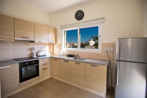 Протарас: Picture Relaxing Beside Your Private Pool in Protaras Reading Your Favourite Book, Protaras Villa 1260