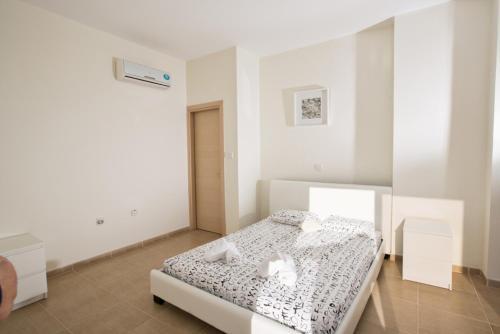 Протарас: Picture Relaxing Beside Your Private Pool in Protaras Reading Your Favourite Book, Protaras Villa 1260