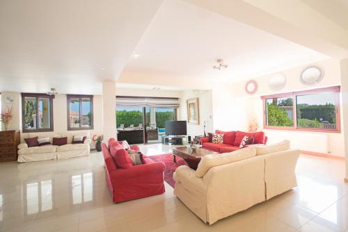 Паралимни: Rent Your Dream Holiday Villa in Paralimni And Look Forward To Relaxing Beside Your Private Pool, Paralimni Villa 1232