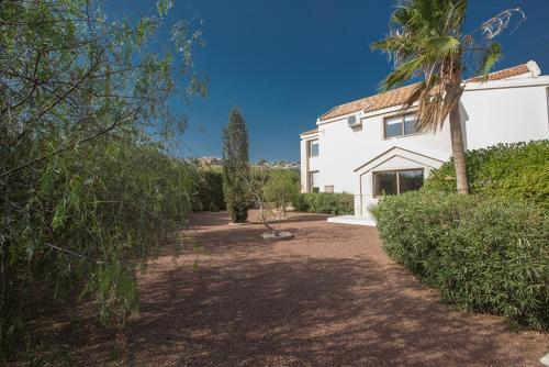 Rent Your Dream Holiday Villa in Paralimni And Look Forward To Relaxing Beside Your Private Pool, Paralimni Villa 1232 — фото 1