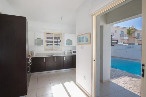 Протарас: The Ultimate 5 Star Holiday Villa in Protaras with Private Pool And Close To the Beach, Protaras Villa 1292