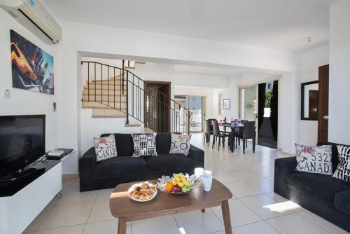 Протарас: The Ultimate 5 Star Holiday Villa in Protaras with Private Pool And Close To the Beach, Protaras Villa 1292