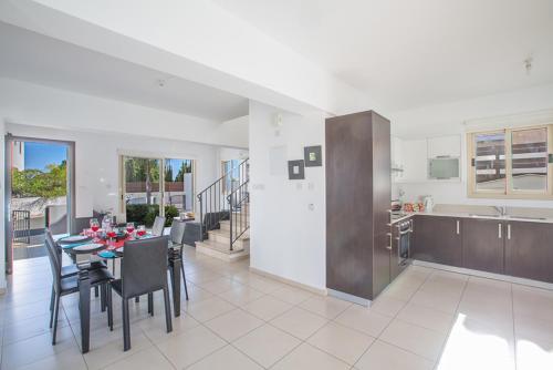 Протарас: The Ultimate 5 Star Holiday Villa in Protaras with Private Pool And Close To the Beach, Protaras Villa 1292