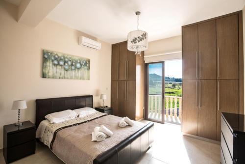 Протарас: The Ultimate 5 Star Holiday Villa in Protaras with Private Pool And Close To the Beach, Protaras Villa 1300