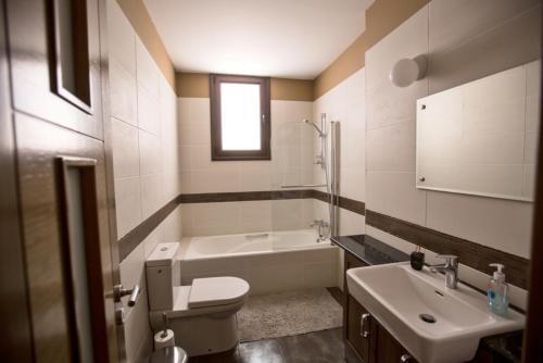 Протарас: The Ultimate 5 Star Holiday Villa in Protaras with Private Pool And Close To the Beach, Protaras Villa 1300