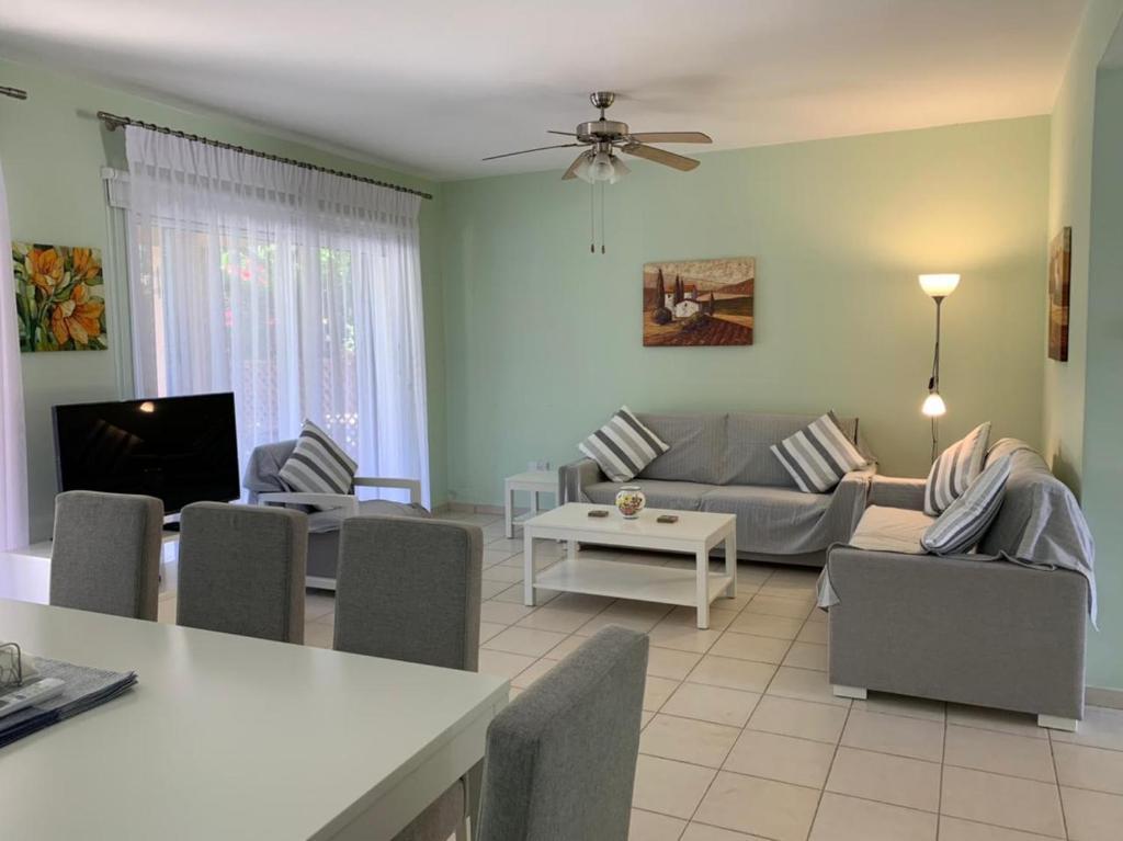 Пафос: Modern, stylish 4-bedroom villa - Limnaria Villas