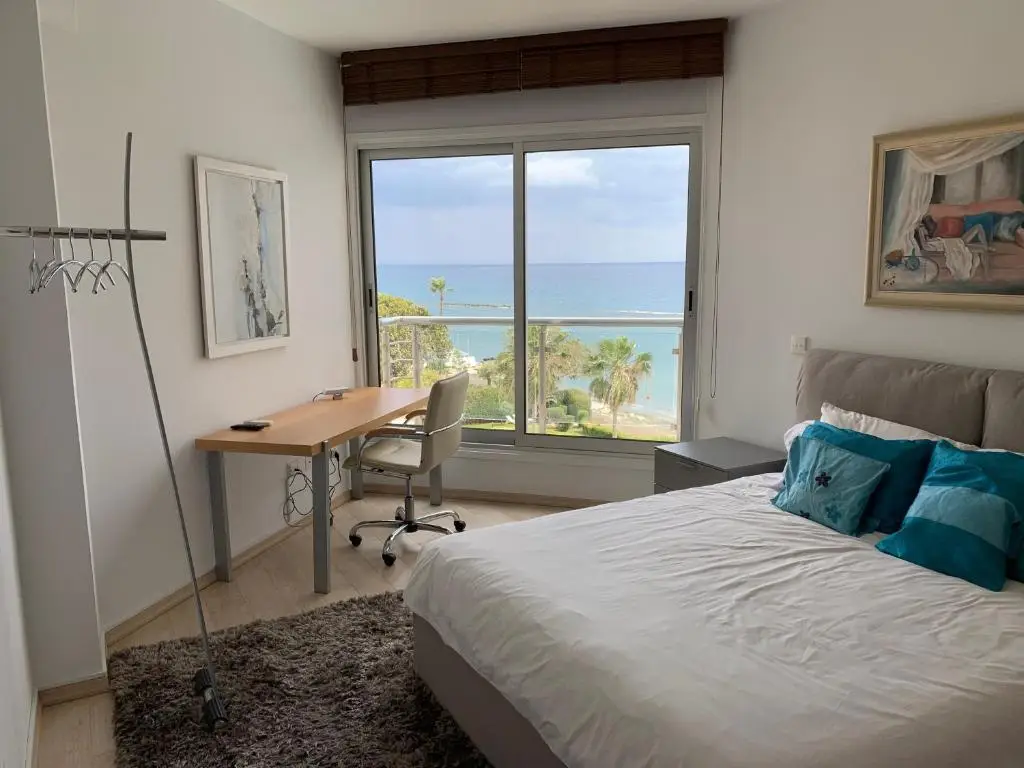 Гермасойя: 1b Beachront Pool & Gym apt - Ermitage beach