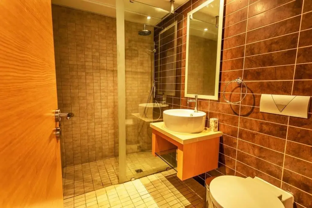 Гермасойя: 1b Beachront Pool & Gym apt - Ermitage beach