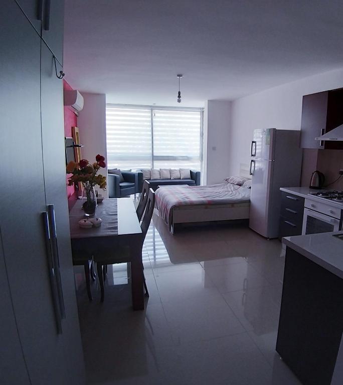 Кирения: Central Girne Studio Flat with Rooftop Pool