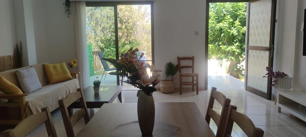 Полис Хрисохус: Oasis Nature Almond House