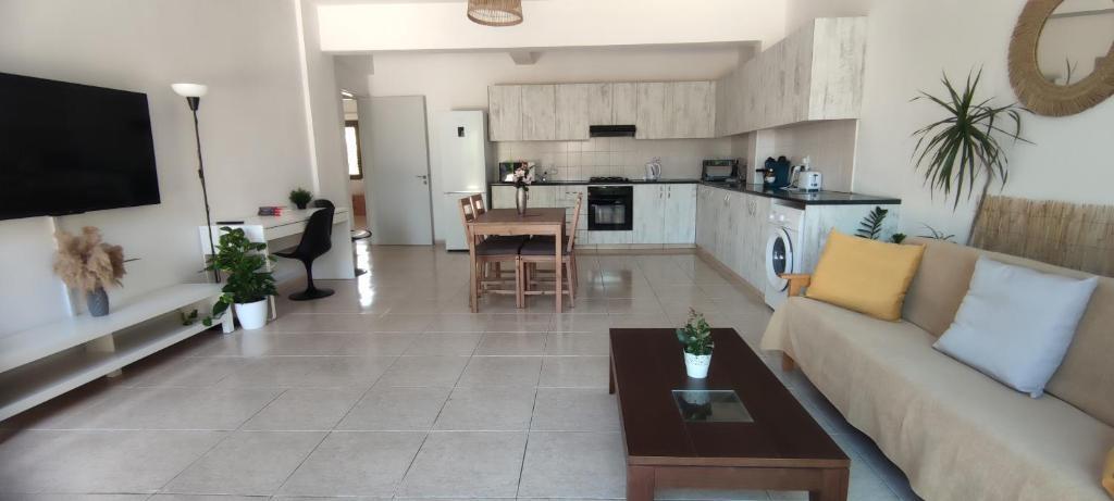 Полис Хрисохус: Oasis Nature Almond House