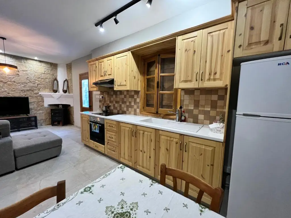 Какопетрия: Eftis - Renovated Traditional House