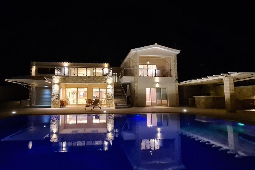 Seafront 5 Bedroom Villa Paradise in Sea Caves — фото 1