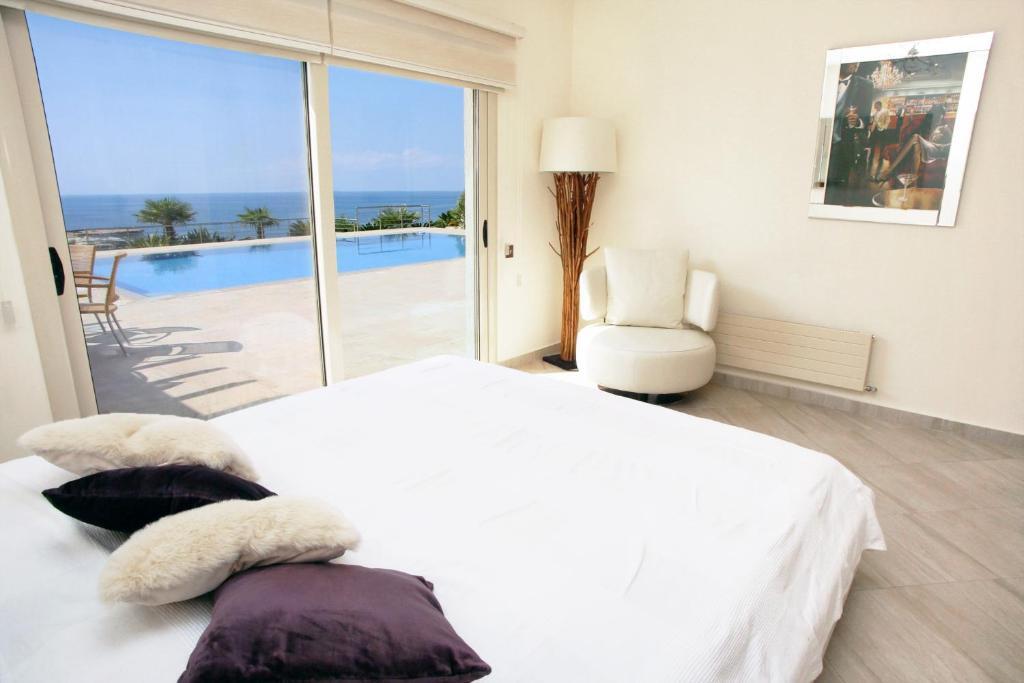 Пейя: Seafront 5 Bedroom Villa Paradise in Sea Caves