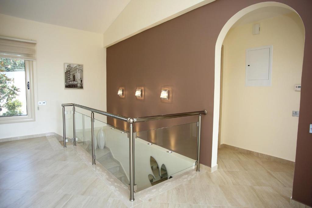 Пейя: Seafront 5 Bedroom Villa Paradise in Sea Caves