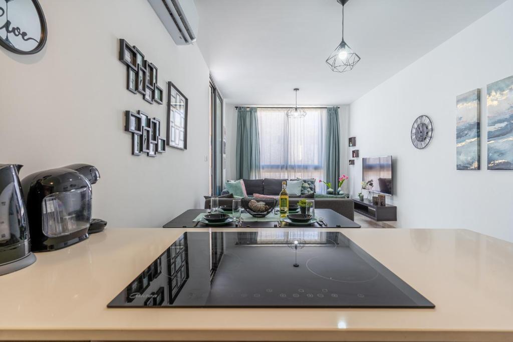 Ларнака: Aziza 1- Bedroom Apartment in Larnaca