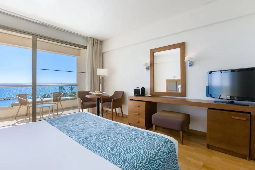 Ларнака: The Golden Bay Beach Hotel