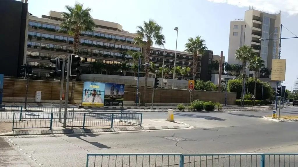 Агиос Тихонас: FANTASTIC 1 BED APARTMENT BY THE SEA OPPOSITE 4 SEASONS Limassol