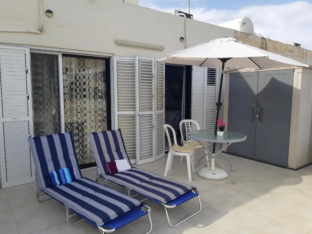 Перволия: House Near the Beach (Militsa & Aggeliki)
