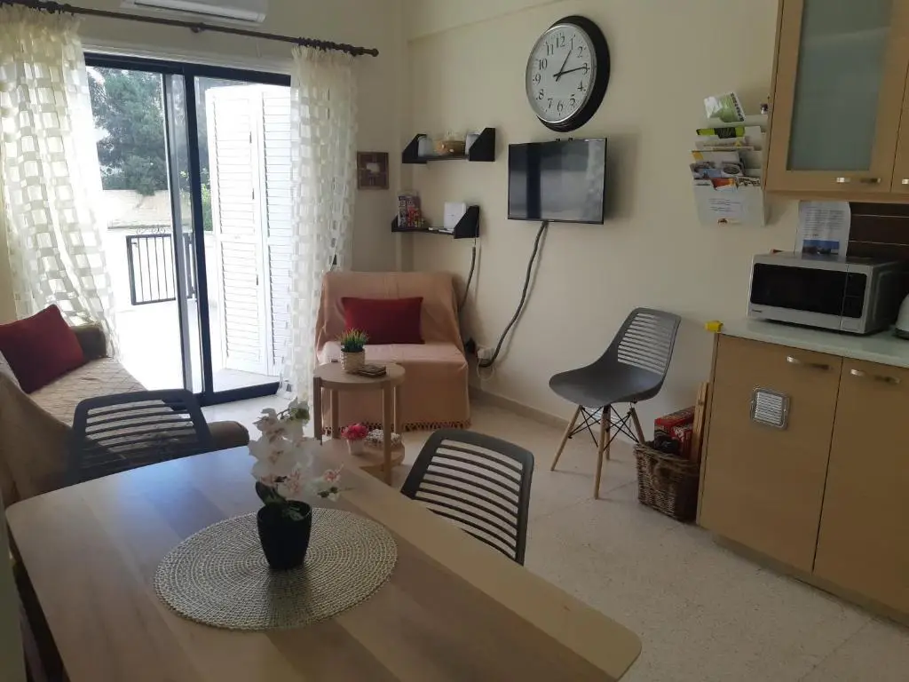 Перволия: House Near the Beach (Militsa & Aggeliki)