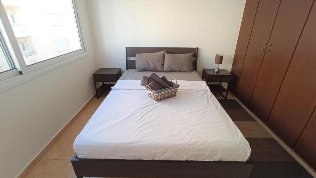 Ларнака: 5 min to the Beach Holiday Shared Apartment incl NETFLIX - private ROOM in 3 bdr Apt