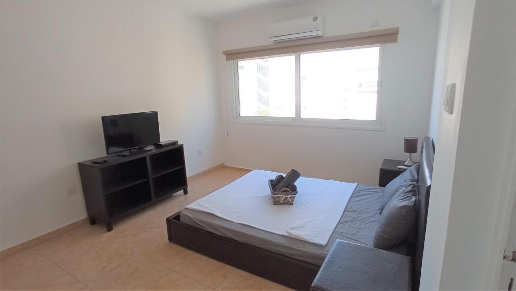 Ларнака: 5 min to the Beach Holiday Shared Apartment incl NETFLIX - private ROOM in 3 bdr Apt