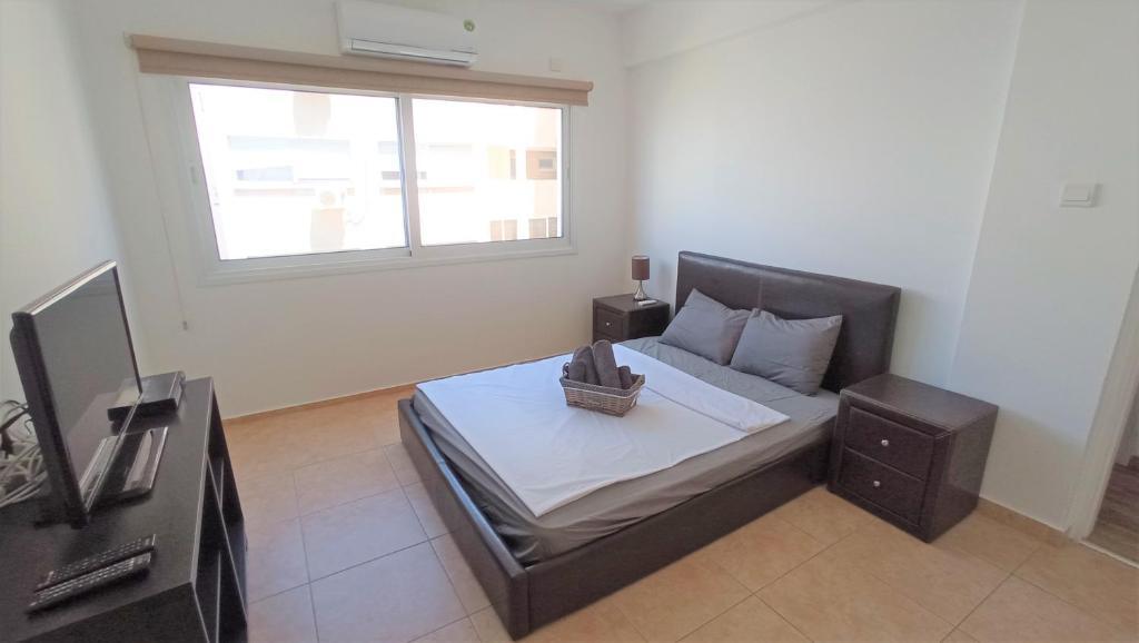 Ларнака: 5 min to the Beach Holiday Shared Apartment incl NETFLIX - private ROOM in 3 bdr Apt