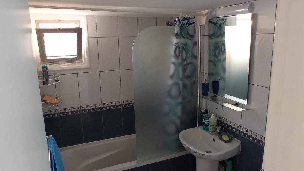 Ларнака: 5 min to the Beach Holiday Shared Apartment incl NETFLIX - private ROOM in 3 bdr Apt