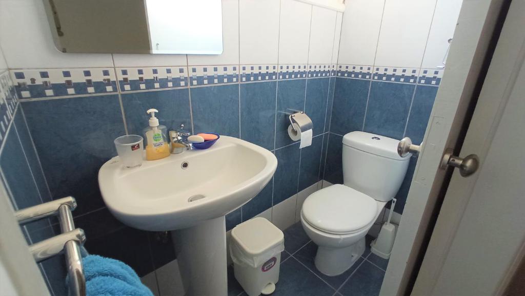 Ларнака: 5 min to the Beach Holiday Shared Apartment incl NETFLIX - private ROOM in 3 bdr Apt