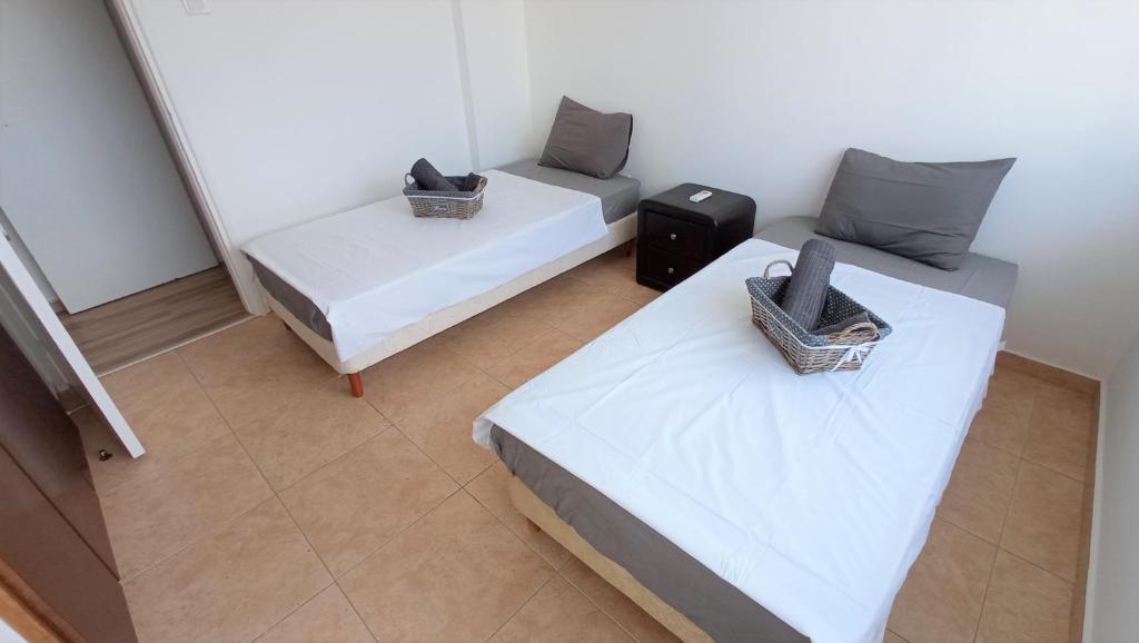 Ларнака: 5 min to the Beach Holiday Shared Apartment incl NETFLIX - private ROOM in 3 bdr Apt