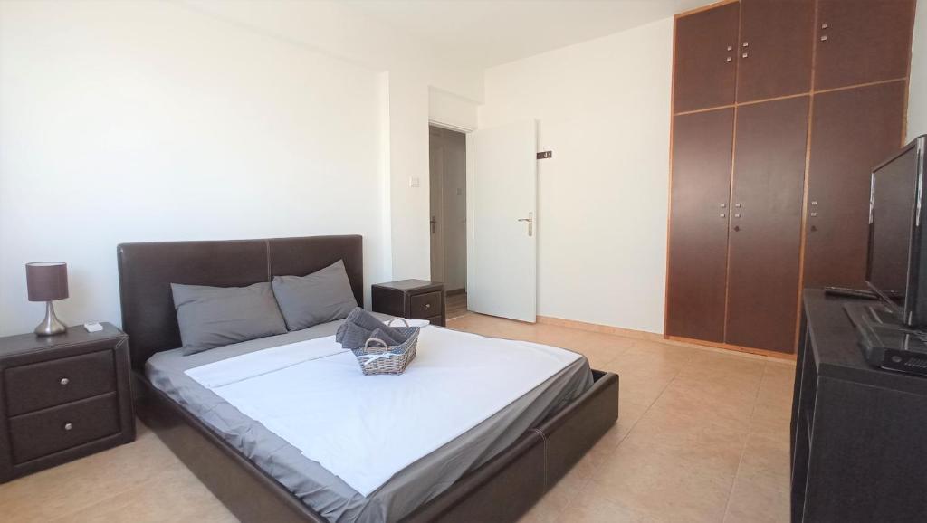 Ларнака: 5 min to the Beach Holiday Shared Apartment incl NETFLIX - private ROOM in 3 bdr Apt