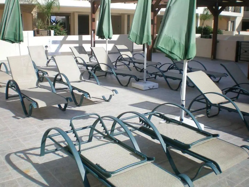 Кити: 104 Excellent 2 bed apartment with pool view, AC & gym!