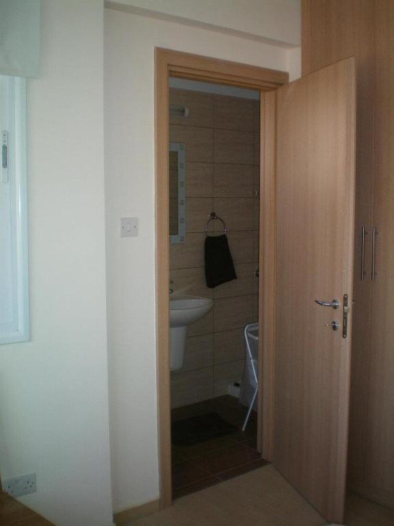 Кити: 104 Excellent 2 bed apartment with pool view, AC & gym!