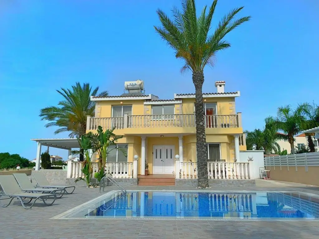 Beach Villa Roula 4 Bedroom in Ayia Napa — фото 1