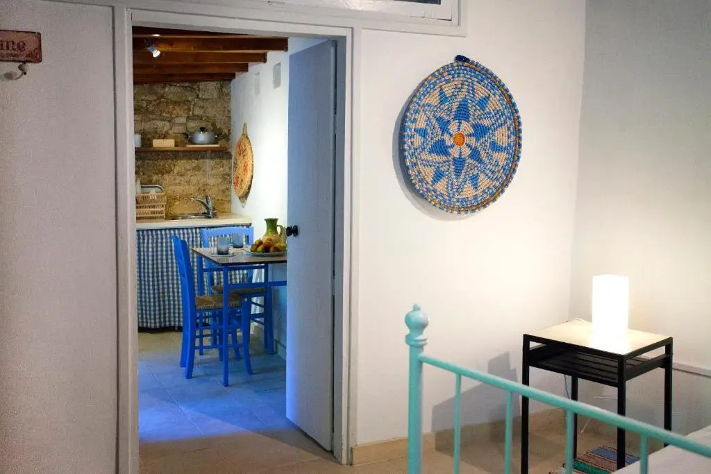 Какопетрия: Cecilias Courtyard