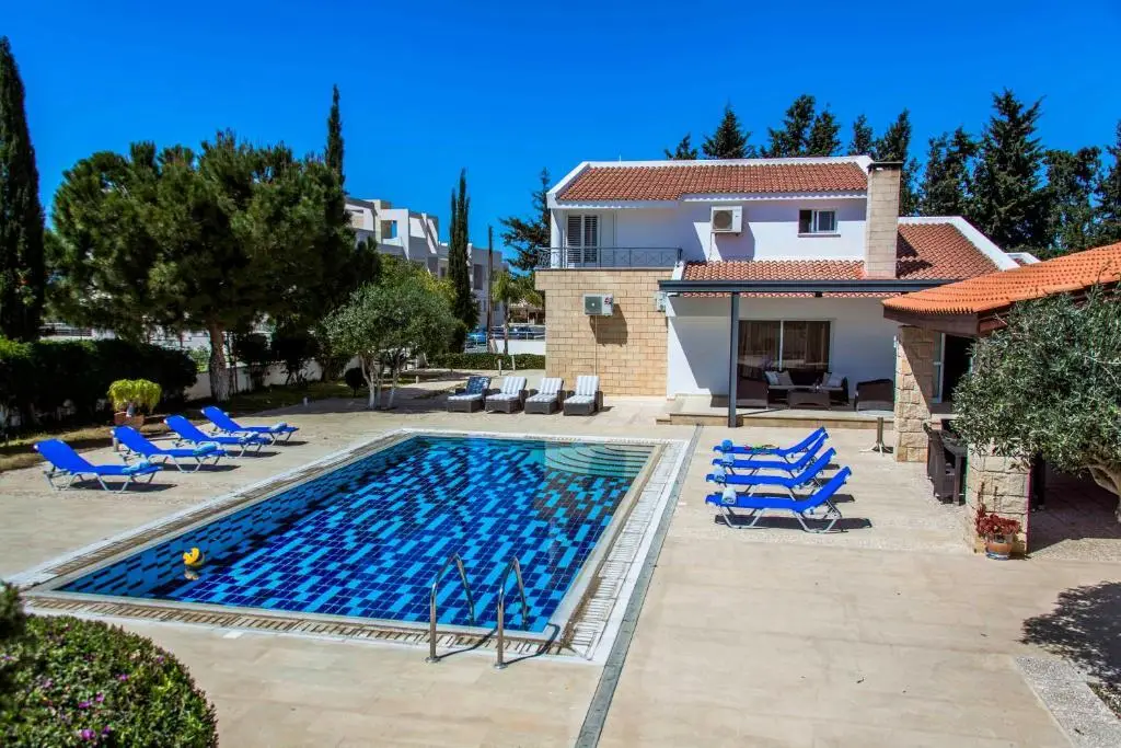 Пафос: 6 bdr villa with TENNIS COURT