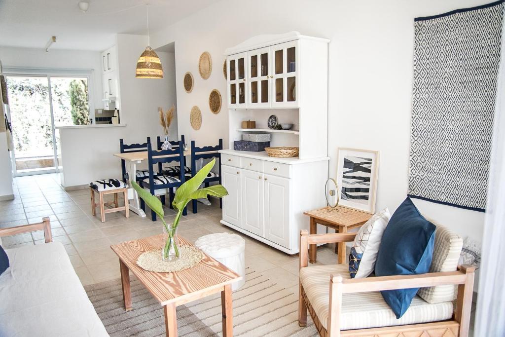 Куклия: blue nest at mandria gardens