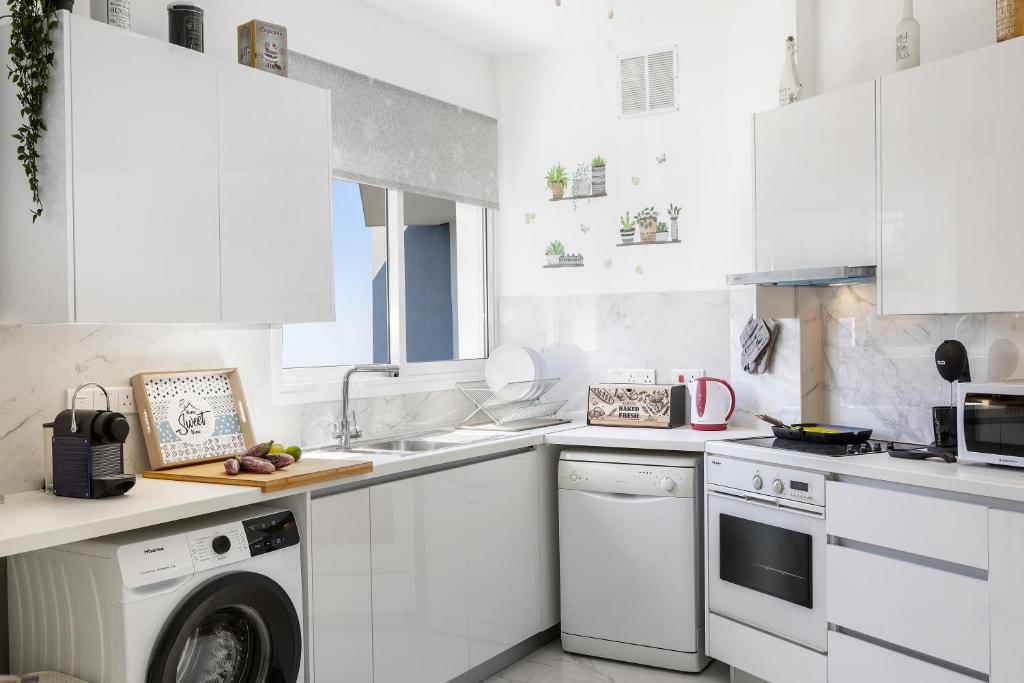 Лимассол: Lovely 3-bedroom apartment in Prokymea court