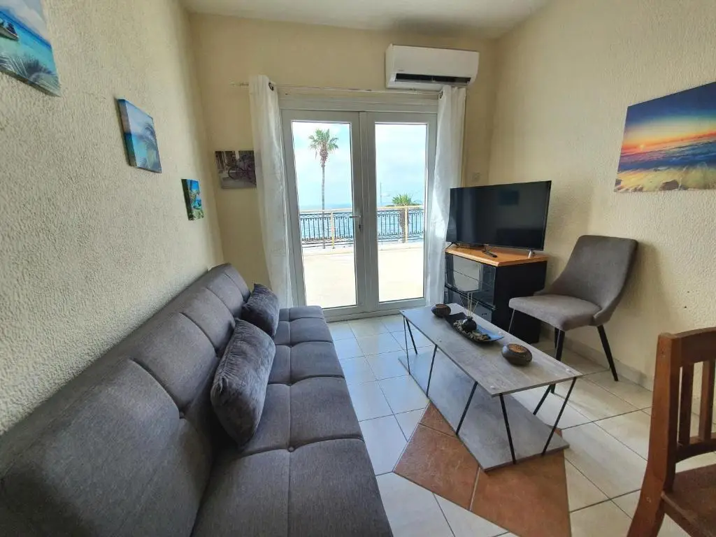 Пафос: Poseidon 51 - Beachfront Two Bedroom Apartment